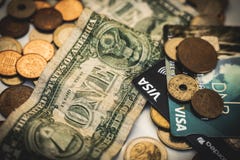 Monete, visto e banconote in dollari, concetto dei soldi immagine stock Monete, visto e banconote in dollari, concetto dei soldi immagine stock