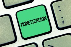 Monetização da escrita do texto da escrita Processo do significado do conceito de conversão que estabelece algo na moeda legal foto de stock Monetização da escrita do texto da escrita Processo do significado do conceito de conversão que estabelece algo na moeda legal foto de stock