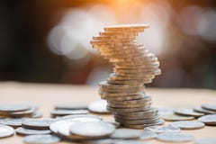 Monety brogować na each inny w różnych pozycjach, pieniądze Savin obraz stock Monety brogować na each inny w różnych pozycjach, pieniądze Savin obraz stock
