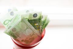 Moneybox, Euro rekening in emmer op wit venster Lichte achtergrond Plaats voor tekst Hoogste mening royalty-vrije stock afbeelding Moneybox, Euro rekening in emmer op wit venster Lichte achtergrond Plaats voor tekst Hoogste mening royalty-vrije stock afbeelding