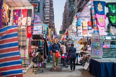 Mong Kok, Hong Kong - 11 de janeiro de 2018: As senhoras introduzem no mercado são marketp imagem de stock royalty free Mong Kok, Hong Kong - 11 de janeiro de 2018: As senhoras introduzem no mercado são marketp imagem de stock royalty free