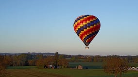 Mongolfiera che sorvola l'azienda agricola Mongolfiera che sorvola l'azienda agricola