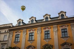 Mongolfiera sopra l'edificio di Cracovia fotografia stock libera da diritti Mongolfiera sopra l'edificio di Cracovia fotografia stock libera da diritti
