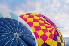 Mongolfiere che sono gonfiate alla festa internazionale del pallone a Albuquerque, New Mexico immagine stock libera da diritti Mongolfiere che sono gonfiate alla festa internazionale del pallone a Albuquerque, New Mexico immagine stock libera da diritti