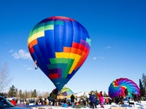Mongolfiere sulla terra pronta a decollare Fotografia Stock Mongolfiere sulla terra pronta a decollare Fotografia Stock