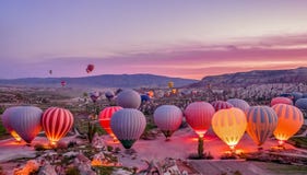 Mongolfiere variopinte prima del lancio nel parco nazionale di Goreme, fotografia stock libera da diritti Mongolfiere variopinte prima del lancio nel parco nazionale di Goreme, fotografia stock libera da diritti