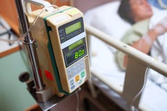 Monitor di misura di pressione sanguigna in ospedale con il paziente femminile anziano fotografia stock libera da diritti Monitor di misura di pressione sanguigna in ospedale con il paziente femminile anziano fotografia stock libera da diritti