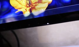 Monitor do LCD IPS para o computador doméstico, o desktop com um computador pessoal e um monitor com uma grande diagonal fotografia de stock royalty free Monitor do LCD IPS para o computador doméstico, o desktop com um computador pessoal e um monitor com uma grande diagonal fotografia de stock royalty free
