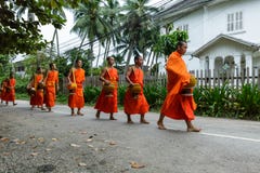 Monjes budistas que recogen limosnas en Luang Prabang, Laos imagenes de archivo Monjes budistas que recogen limosnas en Luang Prabang, Laos imagenes de archivo