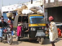 Mono de Piaggio en la aldea rural india foto de archivo Mono de Piaggio en la aldea rural india foto de archivo