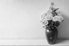 Monochrome букет цветков освобождает конкретную предпосылку Стоковая Фотография RF Monochrome букет цветков освобождает конкретную предпосылку Стоковая Фотография RF