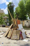 Mont?n construido por la gente con objeto de la hoguera grande imagen de archivo libre de regalías Mont?n construido por la gente con objeto de la hoguera grande imagen de archivo libre de regalías