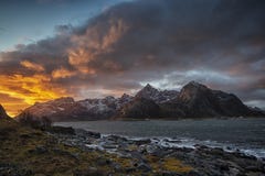 Montagem Stortinden em Lofoten imagem de stock royalty free Montagem Stortinden em Lofoten imagem de stock royalty free