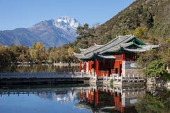 Montagna nera di Dragon Pool Jade Dragon Snow in Lijiang, il Yunnan, fotografia stock libera da diritti Montagna nera di Dragon Pool Jade Dragon Snow in Lijiang, il Yunnan, fotografia stock libera da diritti