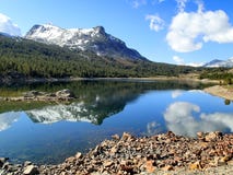 Montagne avec le lac en parc national de yosemite - Etats-Unis Amérique photo libre de droits Montagne avec le lac en parc national de yosemite - Etats-Unis Amérique photo libre de droits