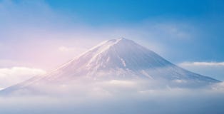 Montagne de Fuji sur la crête avec le fond de ciel bleu photos stock Montagne de Fuji sur la crête avec le fond de ciel bleu photos stock