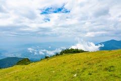 Montagne della Slovenia vicino alla città di Kamnik sui pascoli di Velika Planina La vista delle montagne con le nuvole ed il cie fotografie stock Montagne della Slovenia vicino alla città di Kamnik sui pascoli di Velika Planina La vista delle montagne con le nuvole ed il cie fotografie stock