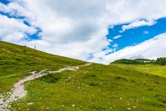 Montagne della Slovenia vicino alla città di Kamnik sui pascoli di Velika Planina La vista delle montagne con le nuvole ed il cie fotografie stock libere da diritti Montagne della Slovenia vicino alla città di Kamnik sui pascoli di Velika Planina La vista delle montagne con le nuvole ed il cie fotografie stock libere da diritti