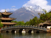 Montagne noire de Dragon Pool et de Jade Dragon Snow et x28 ; Yulongxui Shan& x29 ; Photo stock Montagne noire de Dragon Pool et de Jade Dragon Snow et x28 ; Yulongxui Shan& x29 ; Photo stock
