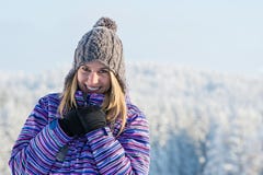 Montagne sportive della neve del ritratto della donna di inverno fotografie stock Montagne sportive della neve del ritratto della donna di inverno fotografie stock