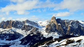 Montagnes de dolomites vers Sassolungo images stock Montagnes de dolomites vers Sassolungo images stock