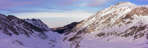 Montagnes de Fagaras avant coucher du soleil photographie stock Montagnes de Fagaras avant coucher du soleil photographie stock