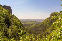 Montagnes de Tatras couvertes par les forêts vertes de pin, République Tchèque image stock Montagnes de Tatras couvertes par les forêts vertes de pin, République Tchèque image stock