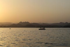 Montagnes devant le coucher du soleil indien photographie stock Montagnes devant le coucher du soleil indien photographie stock