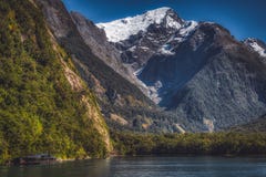 Montagnes en fjord de Milford Sound photographie stock libre de droits Montagnes en fjord de Milford Sound photographie stock libre de droits