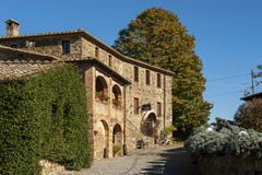 MONTALCINO - TUSCANY/ITALY: ΣΤΙΣ 31 ΟΚΤΩΒΡΊΟΥ 2016: Χαρακτηριστική οινοποιία σε Montalcino στοκ φωτογραφίες με δικαίωμα ελεύθερης χρήσης MONTALCINO - TUSCANY/ITALY: ΣΤΙΣ 31 ΟΚΤΩΒΡΊΟΥ 2016: Χαρακτηριστική οινοποιία σε Montalcino στοκ φωτογραφίες με δικαίωμα ελεύθερης χρήσης