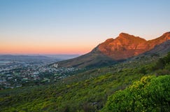 Montanha da tabela no por do sol, Cape Town, África do Sul fotos de stock Montanha da tabela no por do sol, Cape Town, África do Sul fotos de stock