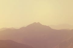 A montanha e o deserto nevoentos de Jabal Jais ajardinam perto de Ras al Khaimah, UAE Imagem de Stock A montanha e o deserto nevoentos de Jabal Jais ajardinam perto de Ras al Khaimah, UAE Imagem de Stock