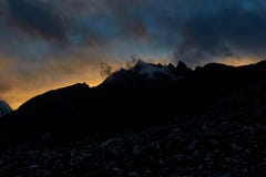 A montanha Himalaia enorme com geleiras em Nepal cobriu por nuvens antes do nascer do sol fotos de stock A montanha Himalaia enorme com geleiras em Nepal cobriu por nuvens antes do nascer do sol fotos de stock