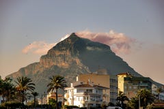 Montanha na cidade com um por do sol bonito foto de stock Montanha na cidade com um por do sol bonito foto de stock
