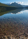A montanha reflete na luz meados de da manhã do lago bowman fotos de stock A montanha reflete na luz meados de da manhã do lago bowman fotos de stock