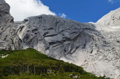 Montanhas do granito no vale do ³ de CochamÃ, região dos lagos do Chile do sul foto de stock Montanhas do granito no vale do ³ de CochamÃ, região dos lagos do Chile do sul foto de stock