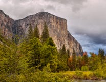 Montanhas do vale de Yosemite, parques nacionais dos E.U. foto de stock royalty free Montanhas do vale de Yosemite, parques nacionais dos E.U. foto de stock royalty free