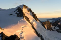 MONTANHAS NEVADO imagem de stock MONTANHAS NEVADO imagem de stock