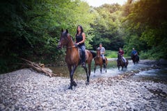 Montar a caballo Fotografía de archivo libre de regalías Montar a caballo Fotografía de archivo libre de regalías