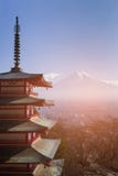 Montaña de Fuji detrás de la pagoda roja con el cielo azul claro imágenes de archivo libres de regalías Montaña de Fuji detrás de la pagoda roja con el cielo azul claro imágenes de archivo libres de regalías