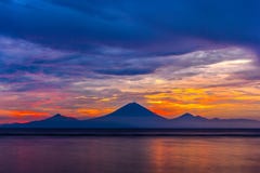 Montaña de Gunung Agung en puesta del sol imagen de archivo libre de regalías Montaña de Gunung Agung en puesta del sol imagen de archivo libre de regalías