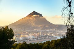 Montaña en la ciudad con una puesta del sol hermosa imagenes de archivo Montaña en la ciudad con una puesta del sol hermosa imagenes de archivo