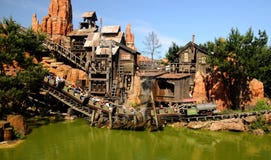Montaña rusa - Disneylandya París Montaña rusa - Disneylandya París