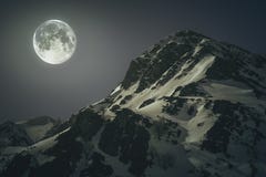 Montañas con la luna imágenes de archivo libres de regalías Montañas con la luna imágenes de archivo libres de regalías