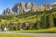Montañas de la dolomía sobre Cortina d'Ampezzo, Sudtirol, Italia Foto de archivo Montañas de la dolomía sobre Cortina d'Ampezzo, Sudtirol, Italia Foto de archivo