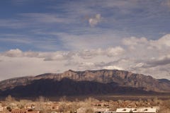 Montañas de Sandia con la sol y las nubes foto de archivo Montañas de Sandia con la sol y las nubes foto de archivo