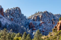 Montañas de Sedona, Arizona después del nevadas recientes foto de archivo Montañas de Sedona, Arizona después del nevadas recientes foto de archivo