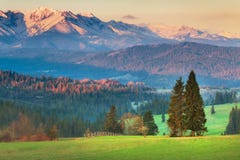 Montañas de Tatra en la puesta del sol Fotografía de archivo libre de regalías Montañas de Tatra en la puesta del sol Fotografía de archivo libre de regalías
