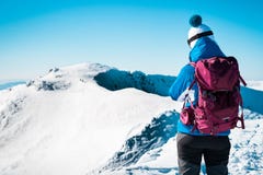 Montañas del invierno con la mujer valiente fotos de archivo Montañas del invierno con la mujer valiente fotos de archivo