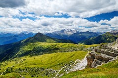 Montañas del paso de Giau en la luz del día imágenes de archivo libres de regalías Montañas del paso de Giau en la luz del día imágenes de archivo libres de regalías